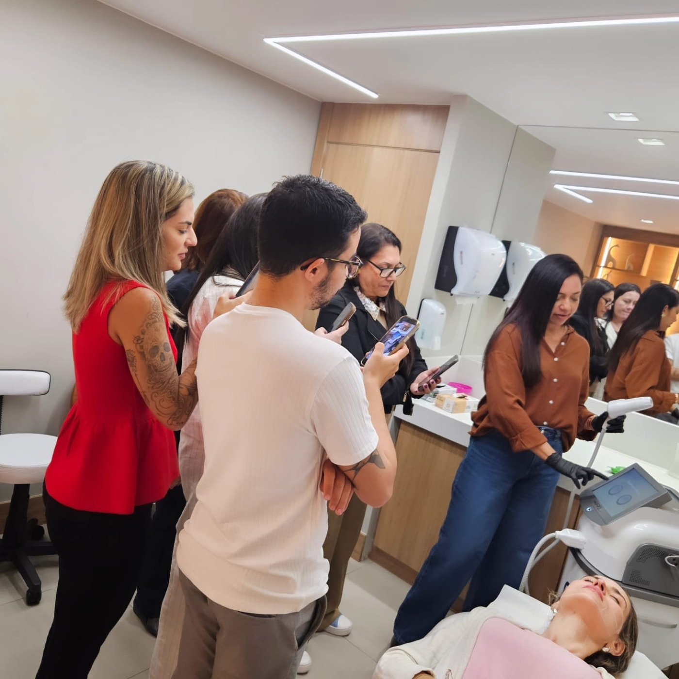 Alunos acompanhando a prática do curso HIPRO