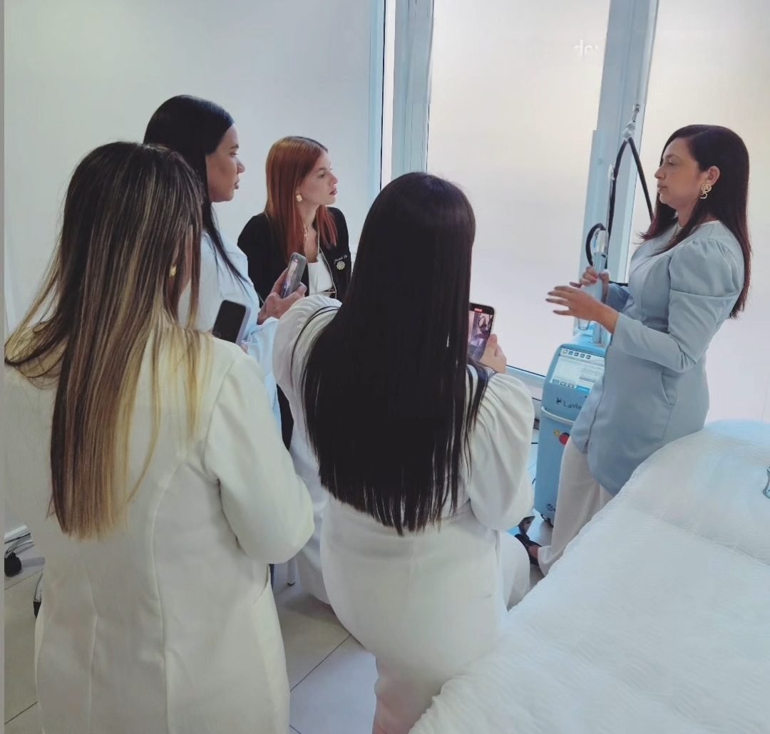 Dra. Liliam Matos com a turma do curso Lavieen