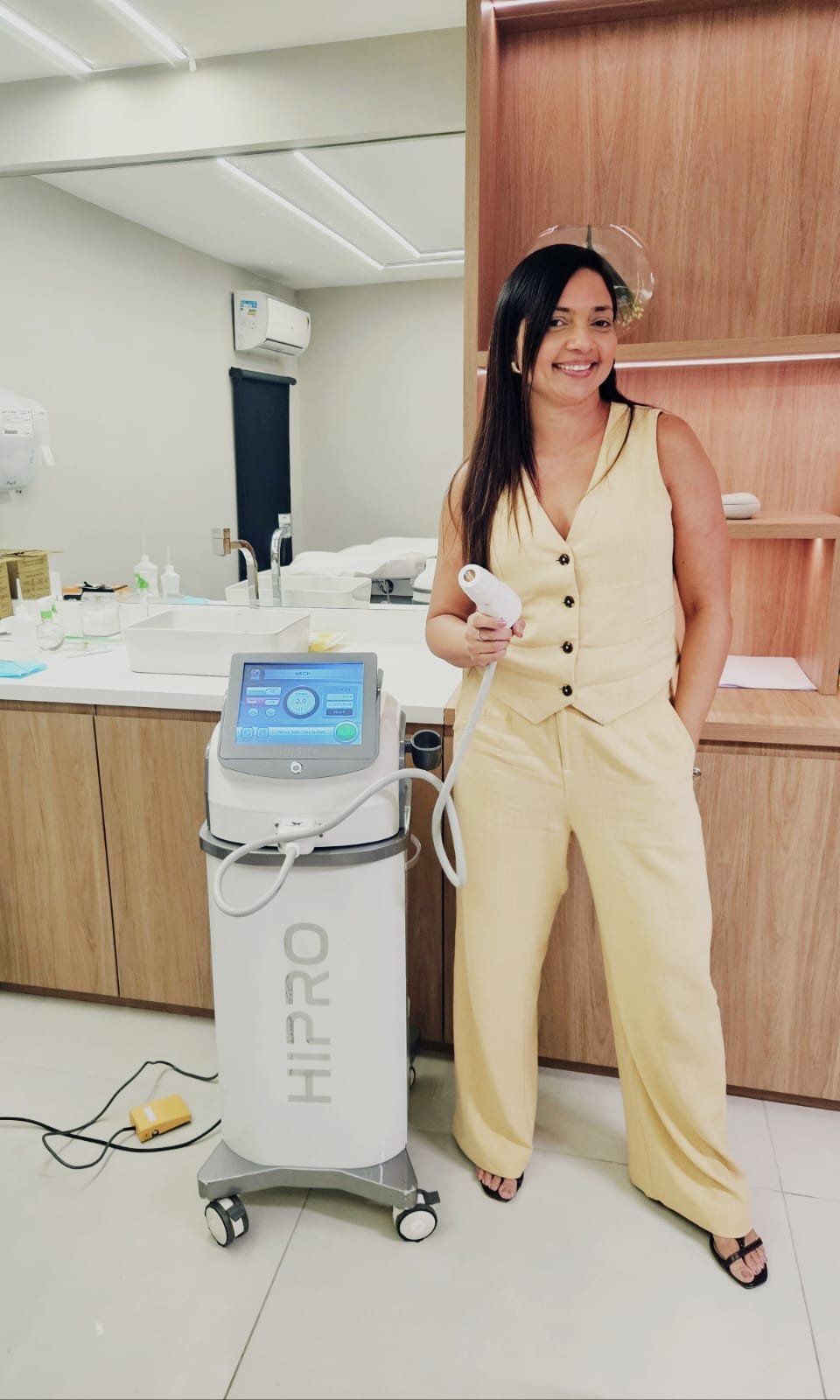 Dra. Liliam Matos com o equipamento HIPRO