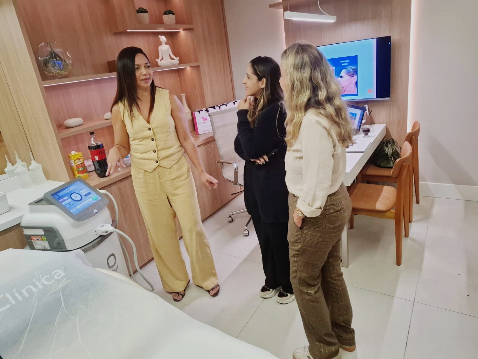 Dra. Liliam Matos conversando com alunas na clínica